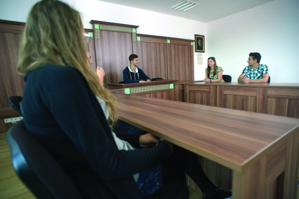 Sapientia lansează, alături de Liceul Apáczai, un program de mentorat în domeniul juridic